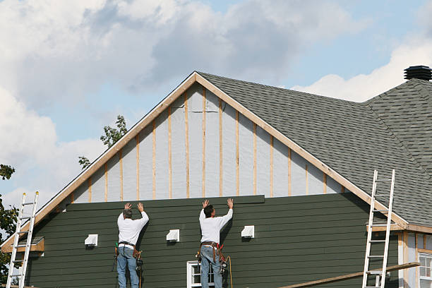 Professional Emergency Siding Repair technician working in Darien, GA